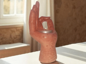 TerraSoul Mudra El Figürlü El Yapımı Beton Mumluk – Spiritüel ve Doğal Dekor